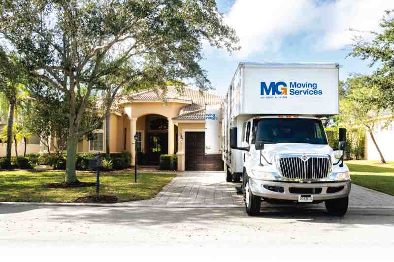 moving-truck-in-driveway-south-florida
