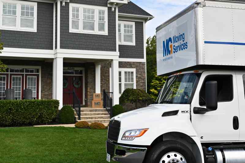 moving-truck-in-front-of-house